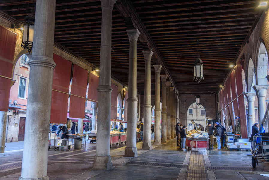 Italia - Venecia 220 - mercado del Rialto.jpg